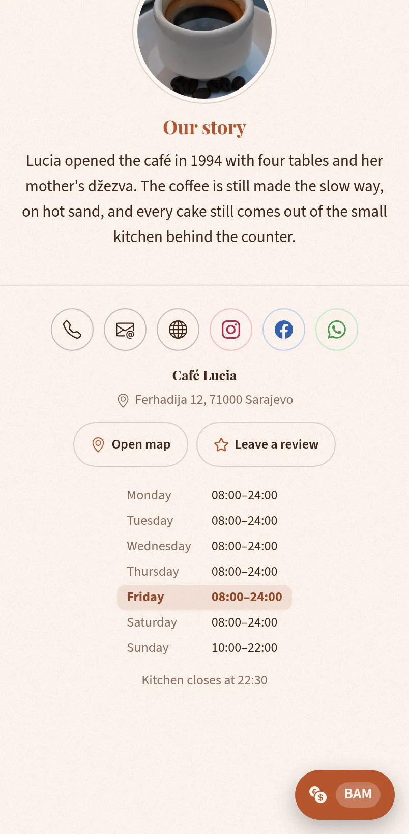 Der untere Teil der Beispielkarte Café Lucia auf einem Handy, mit nummerierten Teilen.