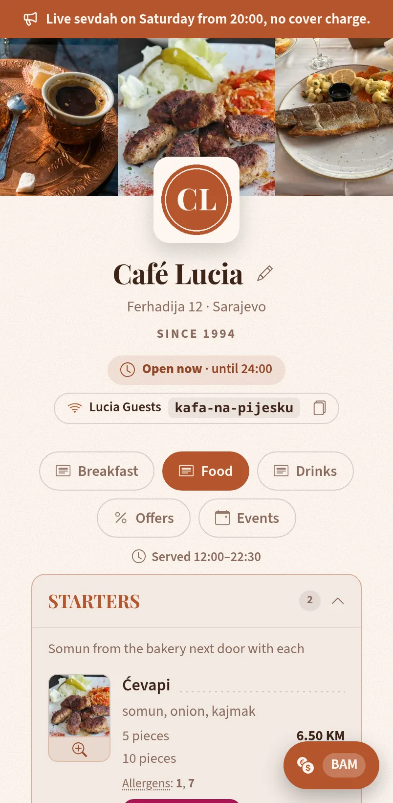 Der obere Teil der Beispielkarte Café Lucia auf einem Handy, mit nummerierten Teilen.